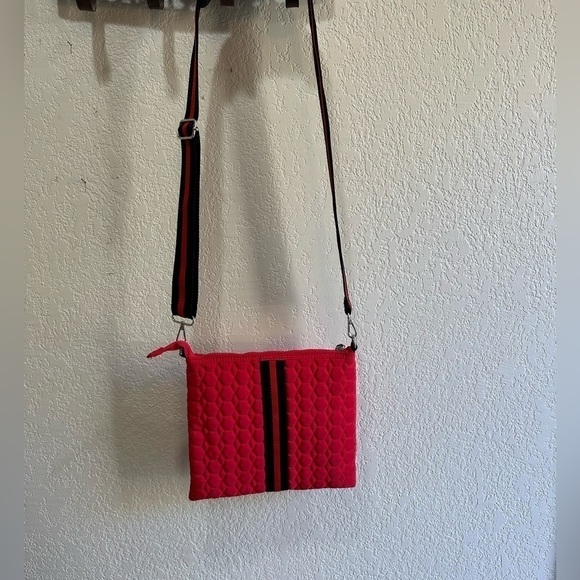 Flyte Quilted Messenger Crossbody Adjustable Strap Red Bag - Picture 3 of 7